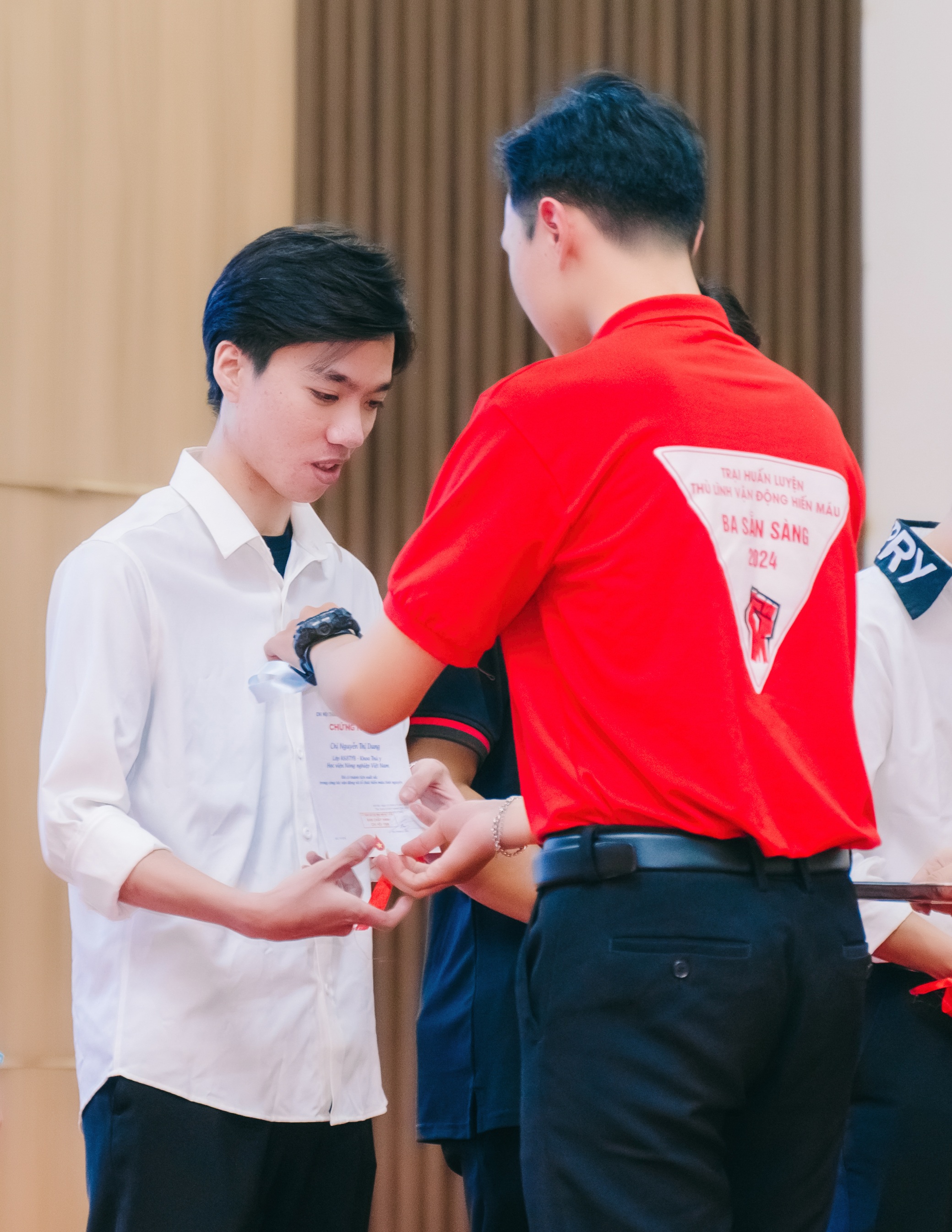 Doan Minh Dai receiving academic recognition at VNUA